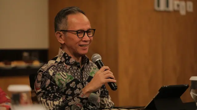 Ketua Dewan Komisioner OJK Mahendra Siregar dan Menteri LHK Siti Nurbaya Bakar. Foto: OJK