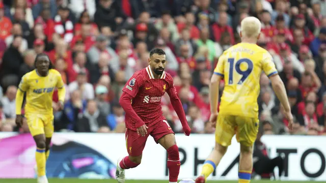 Aksi Mohamed Salah di laga Liverpool vs Crystal Palace di Anfield, Minggu (25/05/2025). (AP/Jon Super)