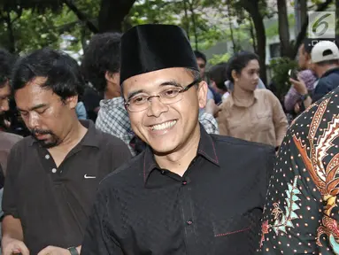 Bupati Banyuwangi Abdullah Azwar Anas tersenyum saat tiba di kediaman Megawati di kawasan Menteng, Jakarta, Sabtu (14/10). PDI Perjuangan melakukan pertemuan tertutup membahas Pilkada Jawa Timur 2018. (Liputan6.com/Herman Zakharia)