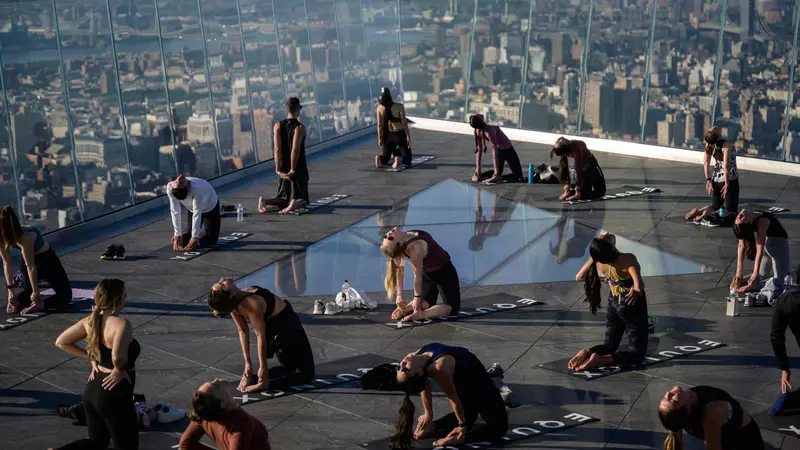 FOTO: Sensasi Yoga di Ketinggian 345 Meter