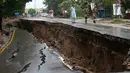 Tentara Pakistan melintas dekat jalan yang rusak akibat gempa bumi melanda Jatla di dekat Mirpur, Rabu (25/9/2019).  Gempa bermagnitudo 5,8 menyebabkan kerusakan meluas di jalan-jalan dan bangunan di distrik Mirpur. (AP Photo/Anjum Naveed)