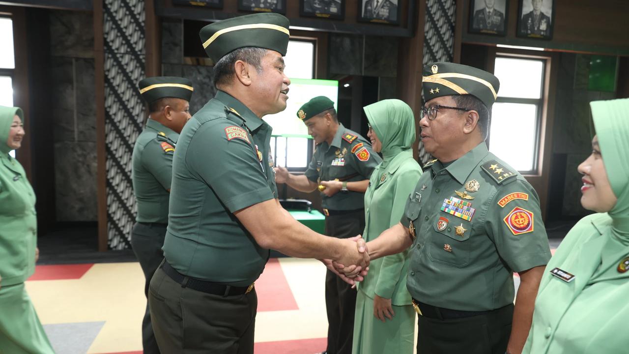 Kasad Jenderal TNI Maruli Simanjuntak menerima Laporan Kenaikan Pangkat 80 Perwira Tinggi (Pati) TNI AD di Markas Besar Angkatan Darat (Mabesad), Jakarta, Senin (1/12/2025).
