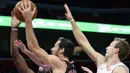 Pemain Miami Heat, Goran Dragic (tengah) mencoba memasukan bola saat diadang pemain Detroit Pistons pada laga NBA basketball game di Little Caesars Arena, Detroit, (12/11/2017). Detroit Pistons menang 112-103. (AP/Duane Burleson)