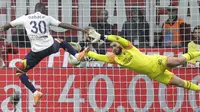 Striker Lecce Khouma Babacar menaklukkan kiper AC Milan Gianluigi Donnarumma pada partai Serie A di San Siro, Minggu (20/10/2019) atau Senin dini hari WIB. (AP Photo/Luca Bruno)