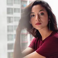 Putri Marino dengan tampilan makeup minimalis yang selalu stunning. (Sumber foto: putrimarino/instagram)