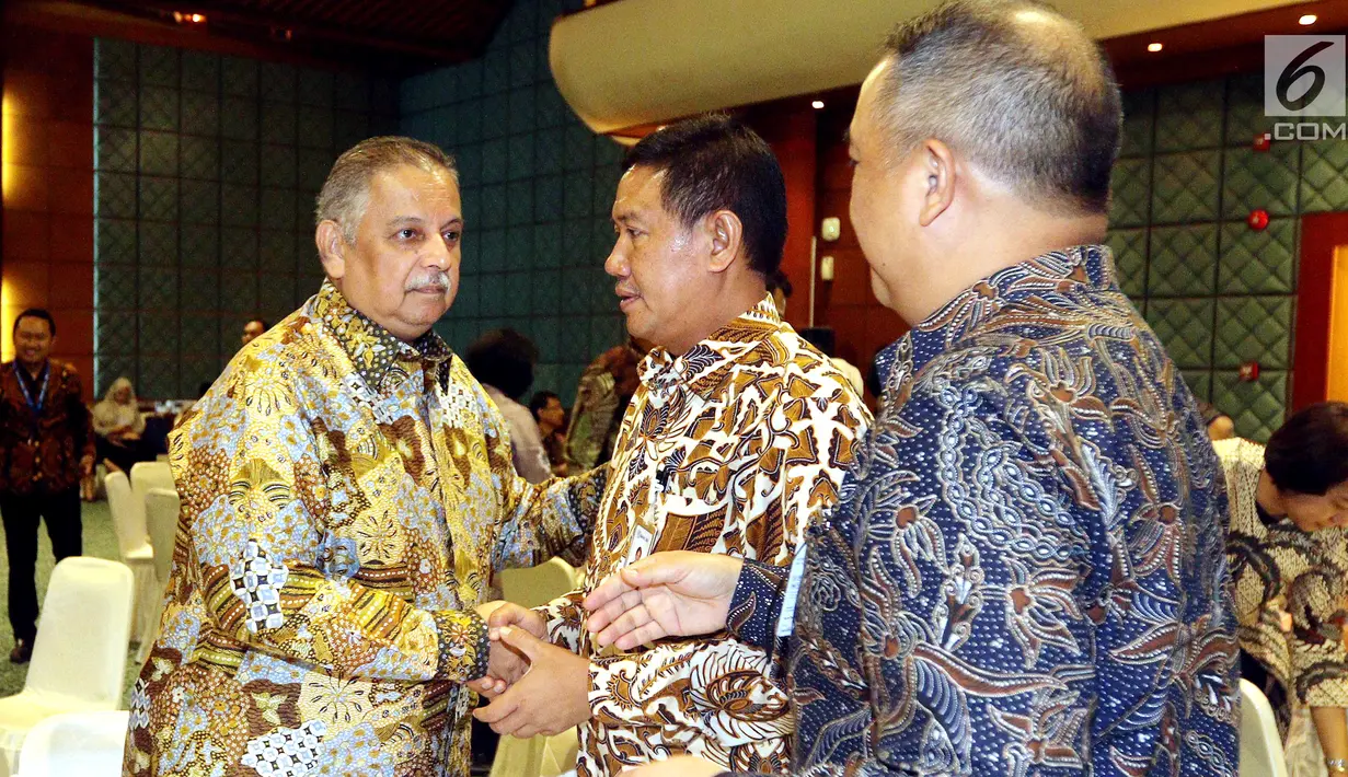 Dirut PLN Sofyan Basir berbincang dengan para investor saat penandatanganan surat perjanjian kredit Rp 4,5 triliun sindikasi Proyek Transmisi dan Gardu Induk Jawa bagian tengah di Jakarta, Rabu (14/11). (Liputan6.com/Johan Tallo
