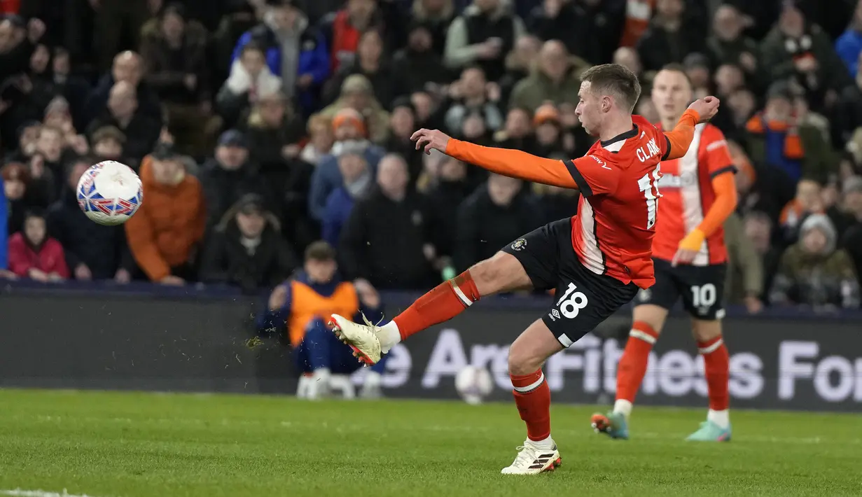 Gelandang Luton Town, Jordan Clark melepaskan tendangan yang menghasilkan gol kedua ke gawang Manchester City pada laga putaran kelima Piala FA 2023/2024 di Kenilworth Road Stadium, Luton, Selasa (27/2/2024). (AP Photo/Alastair Grant)