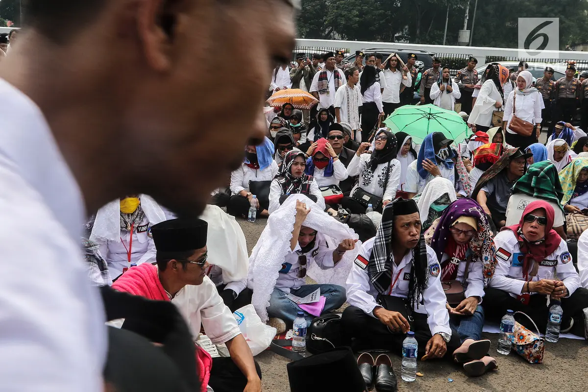Honorer Kategori Dua Serbu Gedung DPR