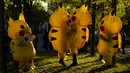 Aktivis berpakaian Pokemon Pikachu saat memprotes dukungan Jepang terhadap industri batu bara dekat KTT Iklim PBB COP26 di Glasgow, Skotlandia, 4 November 2021. KTT ini mengumpulkan para pemimpin dunia untuk menjabarkan visi mereka dalam mengatasi pemanasan global. (AP Photo/Alberto Pezzali)