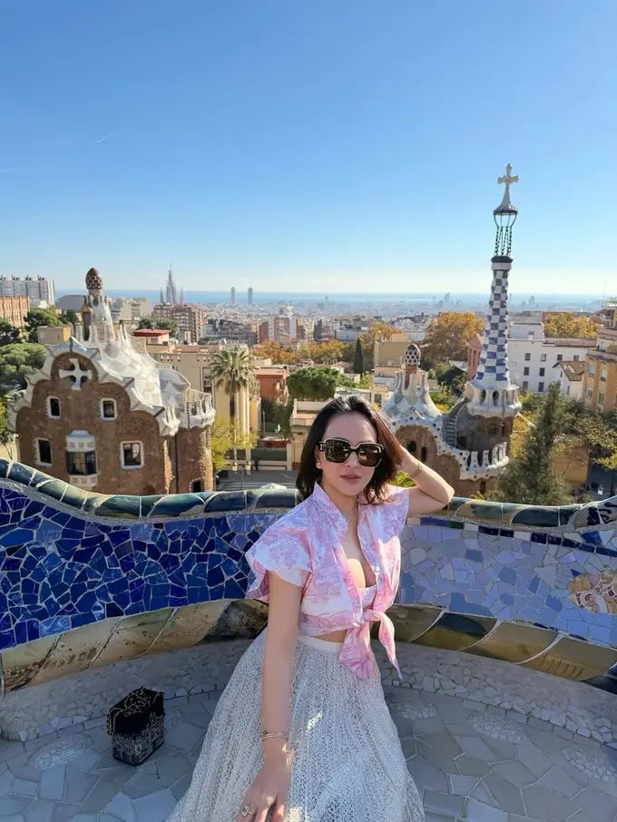 Feminin Berkelas di Barcelona, Gaya Liburan Shandy Aulia dengan Sentuhan Dior & Chanel Bernilai Ratusan Juta