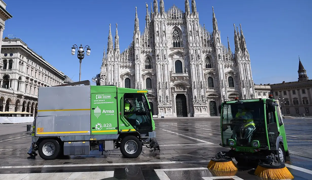 Para pekerja sanitasi membersihkan permukaan jalan di Piazza del Duomo di Milan, 31 Maret 2020. Jumlah kematian akibat COVID-19 di Italia pada Selasa (31/3) mencapai 837, sehingga totalnya menjadi 12.428 sejak pandemi itu kali pertama muncul di Italia utara.  (Xinhua/Daniele Mascolo)