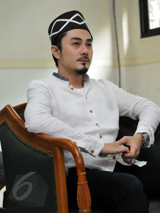 Ekspresi Donny Hermawan, suami dari Cinta Penelope ketika menghadiri sidang cerai perdana mereka di Pengadilan Agama Jakarta Timur, Selasa (9/6). Pasangan Cinta dan Donny melangsungkan pernikahan pada 6 Juni 2014 lalu. (Liputan6.com/Panji Diksana)