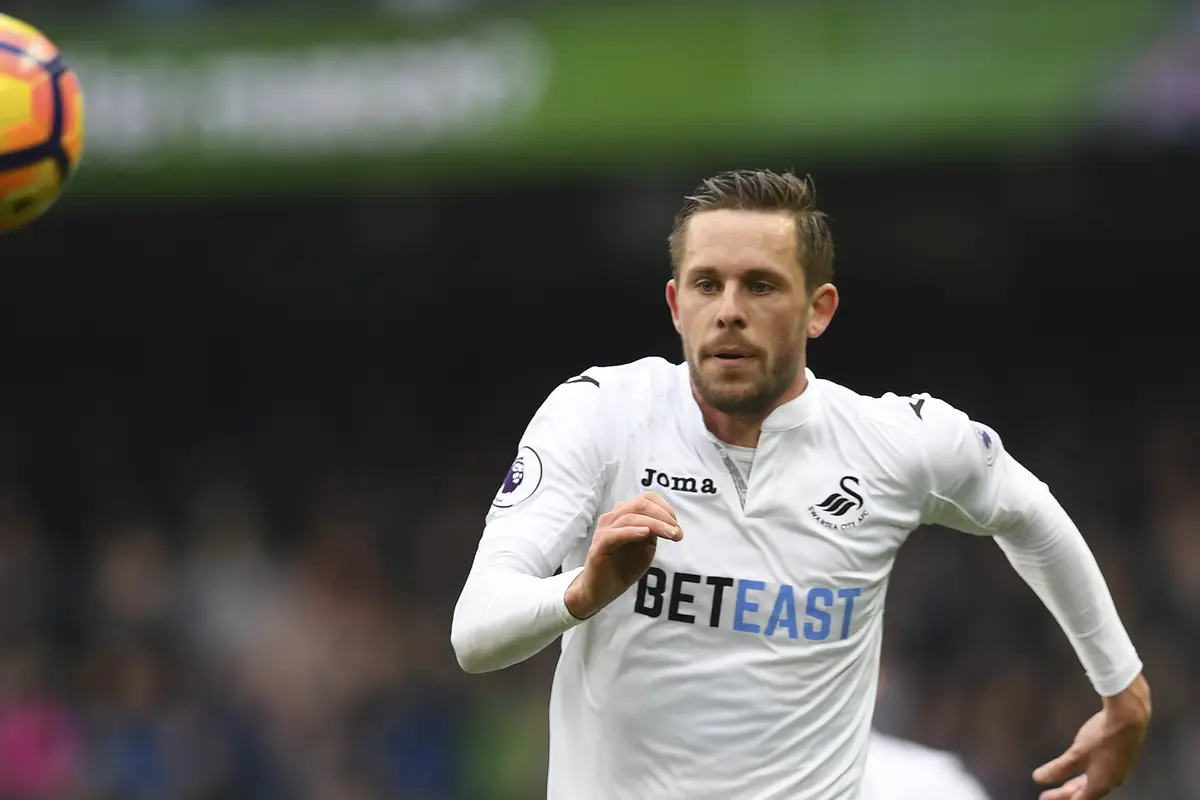 Bintang Swansea City Gylfi Sigurdsson berusaha membantu klub bertahan di Liga Inggris musim ini.