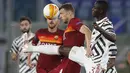 Penyerang AS Roma, Edin Dzeko berebut bola dengan bek Manchester United atau MU, Eric Bailly pada leg kedua semifinal Liga Europa di Stadion Olimpico, Jumat (7/5/2021) dinihari WIB. MU tetap melaju ke final Liga Europa meski kalah 2-3 dari Roma. (AP Photo/Alessandra Tarantino)