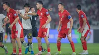 Pemain&nbsp;Timnas Indonesia, Thom Jan Haye (19), Justin Hubner (23), dan Jay Noah Idzes (3), saat laga melawan China dalam laga Kualifikasi Piala Dunia 2026 zona Asia di Stadion Utama Gelora Bung Karno (SUGBK) Senayan, Jakarta, Kamis (5/6/2025). (Bola.com/Bagaskara Lazuardi)