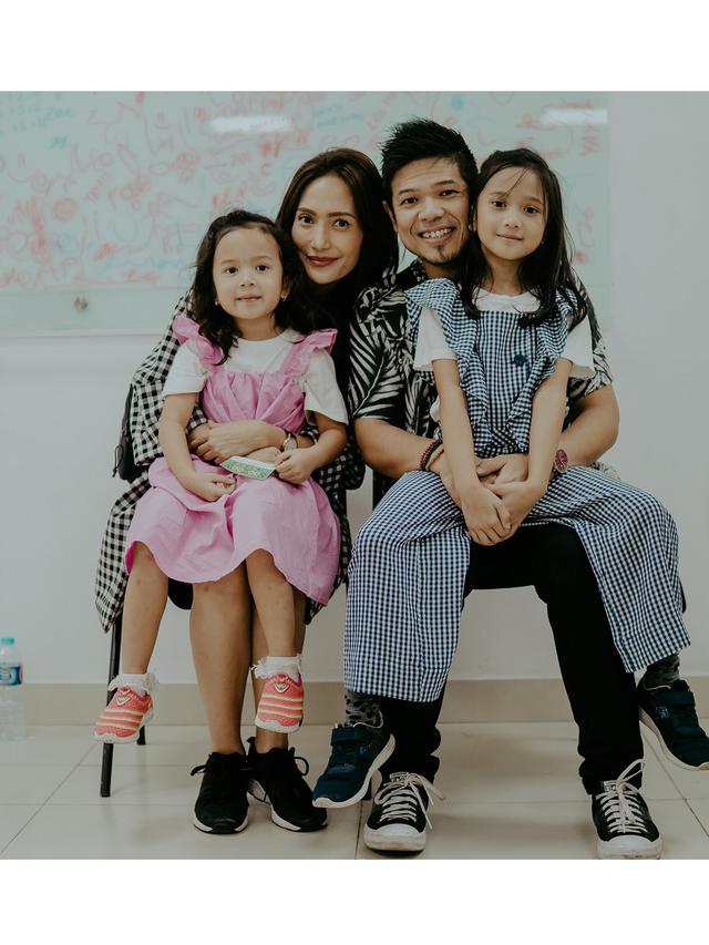 Enggak Menyangka, 6 Seleb Ini Menikah dengan Fans Sendiri