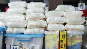 Barang bukti sabu diperlihatkan saat konferensi pers di Lapangan Bhayangkara Mabes Polri, Jakarta, Rabu (28/4/2021). Satgassus Merah Putih Polri mengungkap kasus peredaran narkoba sebanyak 2,5 ton sabu jaringan Timur Tengah - Malaysia - Indonesia. (Liputan6.com/Faizal Fanani)