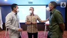 Ketua Umum HIPMI Jaya Sona Maesana, Ketua Bidang Perdagangan, Perindustrian dan ESDM BPP HIPMI Rama Datau dan Ketua Panitia Launching HIPMI TEI 2021 Rangga Derana Niode berbincang pada pembukaan Trade Expo Indonesia (TEI) Digital Edition ke-36 di Jakarta, Selasa (20/10/2021). (Liputan6.com/HO/HIPMI)