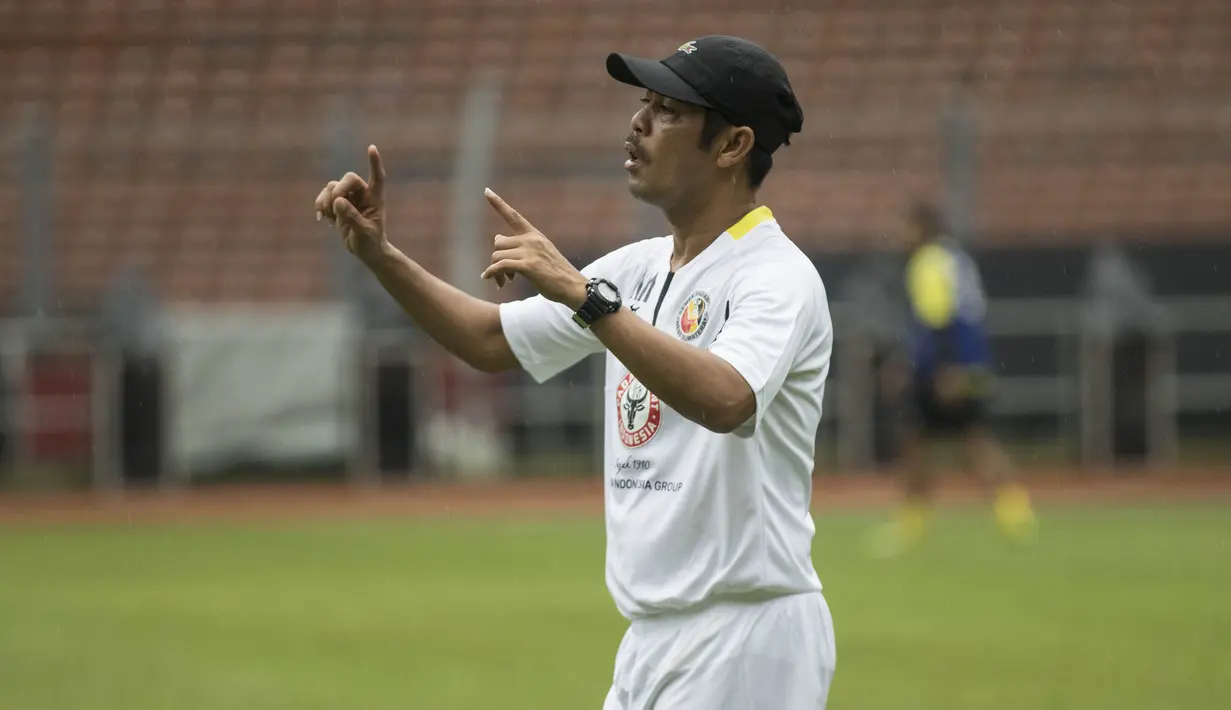 Pelatih Semen Padang, Nilmaizar, memimpin latihan anak asuhnya jelang laga final Piala Jenderal Sudirman di Stadion Gelora Bung Karno, Jakarta, Sabtu (23/1/2016). (Bola.com/Vitalis Yogi Trisna) 