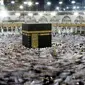 Ribuan jemaah muslim saat mengumandangkan doa sambil mengelilingi Kakbah selama bulan suci Ramadan di Masjidil Haram, Mekah, Arab Saudi, Rabu (8/6). (REUTERS/Faisal Al Nasser)