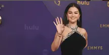 Selena Gomez tampil memukau di Emmy Awards, ia terlihat tampil dengan gaun hitam beraksen halter neck silver. Gayanya begitu memukau dan memesona. [Foto: Instagram/  Selena Gomez]