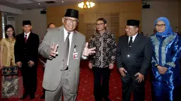 Plt Ketua KPK Taufiqurachman Ruki (tengah) saat menghadiri pelantikan Direktur Penyidikan KPK yang baru Kombes Pol Aris Budiman dan Kepala Biro Hukum KPK yang baru Kombes Pol Setiadi di gedung KPK, Jakarta, Rabu (16/9). (Liputan6.com/Helmi Afandi)
