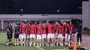Para pemain Timnas Indonesia melakukan briefing saat berlatih menjelang Putaran Ketiga Kualifikasi Piala Dunia 2026 melawan China yang berlangsung di Stadion Madya, Kompleks Stadion Utama Gelora Bung Karno (SUGBK), Senayan, Jakarta, Senin (02/06/2025). (Bola.com/Bagaskara Lazuardi)