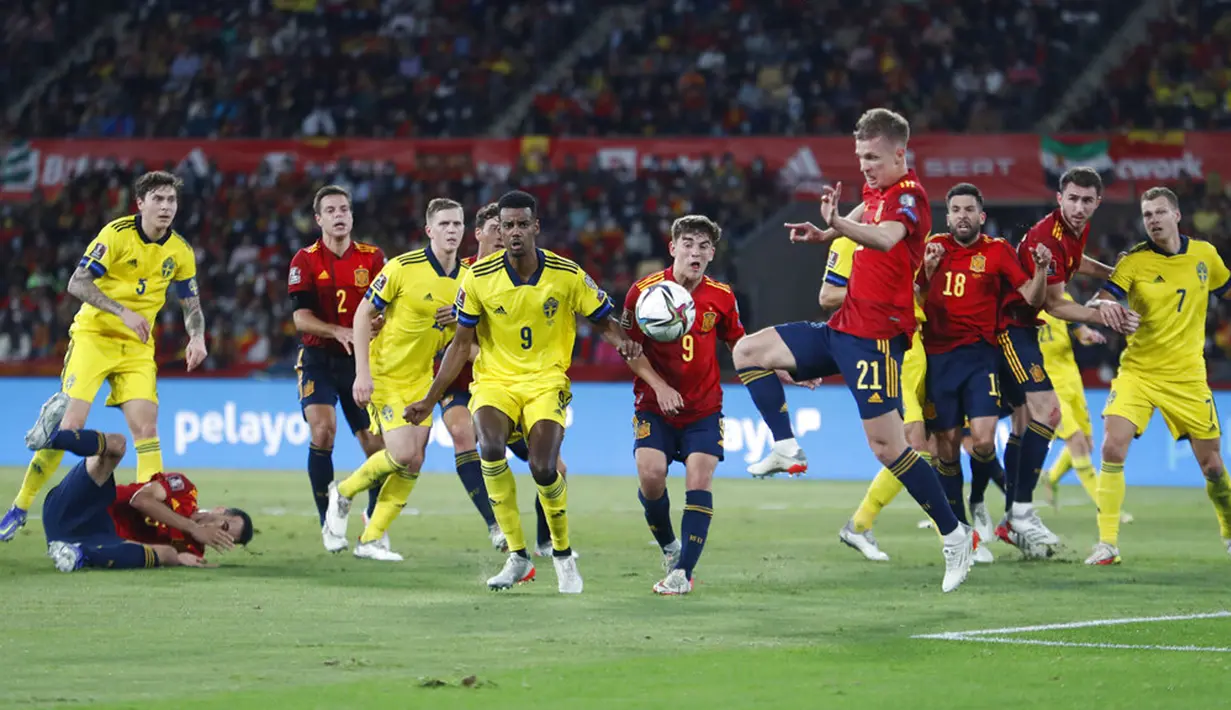 Pemain Spanyol Dani Olmo (keempat kanan) merebut bola saat melawan Swedia pada pertandingan sepak bola kualifikasi Grup B Piala Dunia 2022 di Stadion La Cartuja, Seville, Spanyol, 14 November 2021. Spanyol menang 1-0. (AP Photo/Angel Fernandez)
