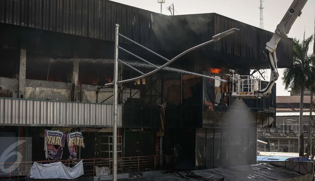 Kobaran api terlihat di dalam kios yang berada di Blok III Pasar Senen, Jakarta Pusat, Kamis (19/1). Pihak Dinas Pemadam Kebakaran DKI belum dapat memberikan informasi terkait korban jiwa dalam kejadian tersebut. (Liputan6.com/Faizal Fanani)