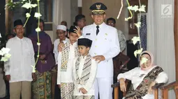 Gubernur DKI terpilih, Anies Baswedan bersiap menuju Masjid Sunda Kelapa dari rumahnya di Lebak Bulus, Jakarta, Senin (16/10). Sebelum menuju Sunda Kelapa, Anies sempat melakukan doa bersama keluarga. (Liputan6.com/Immanuel Antonius)