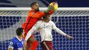 Pemain Arsenal, Rob Holding, berebut bola dengan kiper Brighton & Hove Albion, Robert Sanchez, pada laga Liga Inggris di Stadion Amex, Selasa (30/12/2020). Arsenal menang dengan skor 1-0. (AP/Frank Augstein, Pool)