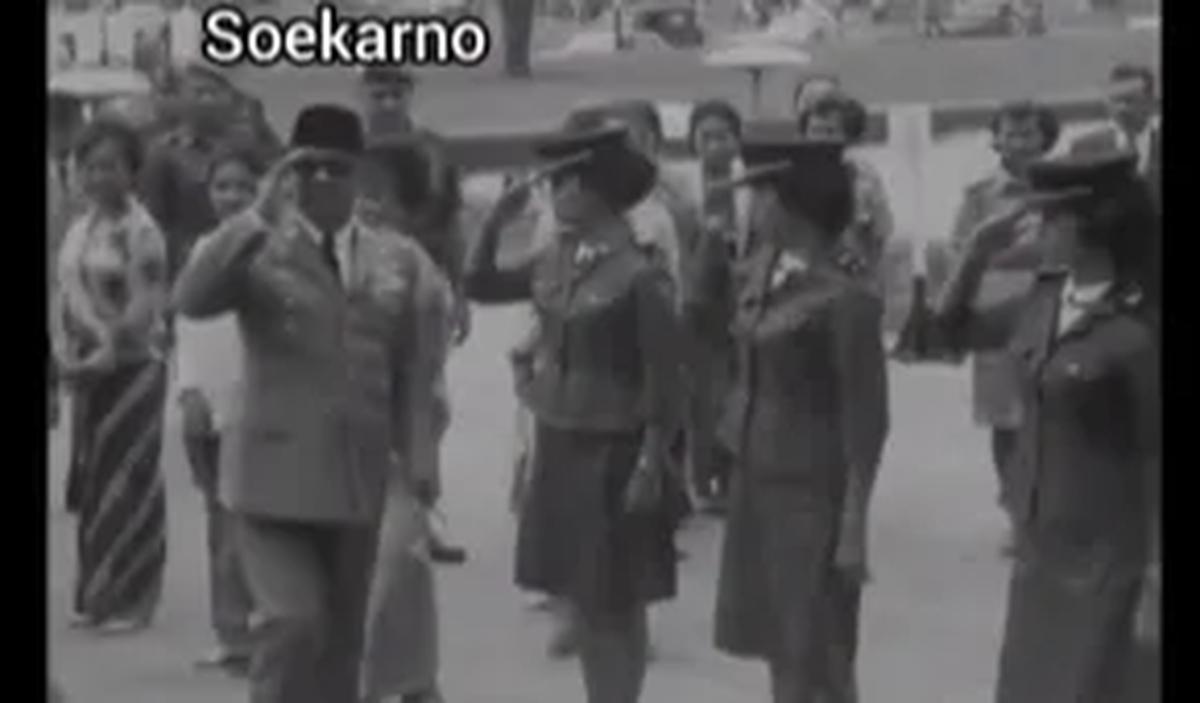 Momen rapat yang menghadirkan para petinggi militer tersebut rupanya juga didatangi langsung oleh Presiden Soekarno. Mengenakan setelan jas khas, Soekarno melenggang masuk dengan tongkat komando yang berada di tangan.