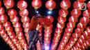 Seorang pekerja memasang lampion pemberian umat di Klenteng Boen San Bio, Tangerang, Kamis (28/1/2021). Sebanyak 800  lampion dipasang untuk mempercantik Klenteng jelang perayaan Tahun Baru Imlek. (Liputan6.com/Angga Yuniar)