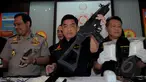 Direktorat Tindak Pidana Narkoba Mabes Polri Jakarta, Jumat (6/3/2015), menangkap pengedar narkoba jaringan internasional. Tampak Brigjen Pol Anjan Pramuka Putra (tengah) memperlihatkan senjata yang berhasil mereka amankan(Liputan6.com/Faisal R Syam)