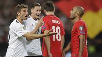 Pemain Jerman, Julian Draxler (2kiri) dan Thomas Mueller, (kiri) merayakan gol saat melawan Norwegia pada laga grup C kualifikasi Piala Dunia 2018 di Mercedes-Benz Arena, Stuttgart, (4/9/2017). Jerman menang 6-0. (AP/Matthias Schrader)