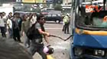 Seorang pengojek ditabrak bus di perempatan lampu merah Sarinah, Jalan M.H. Thamrin, Jakarta Pusat. Melihat kejadian tersebut, massa tukang ojek kemudian mengejar bus yang hendak kabur tersebut. 