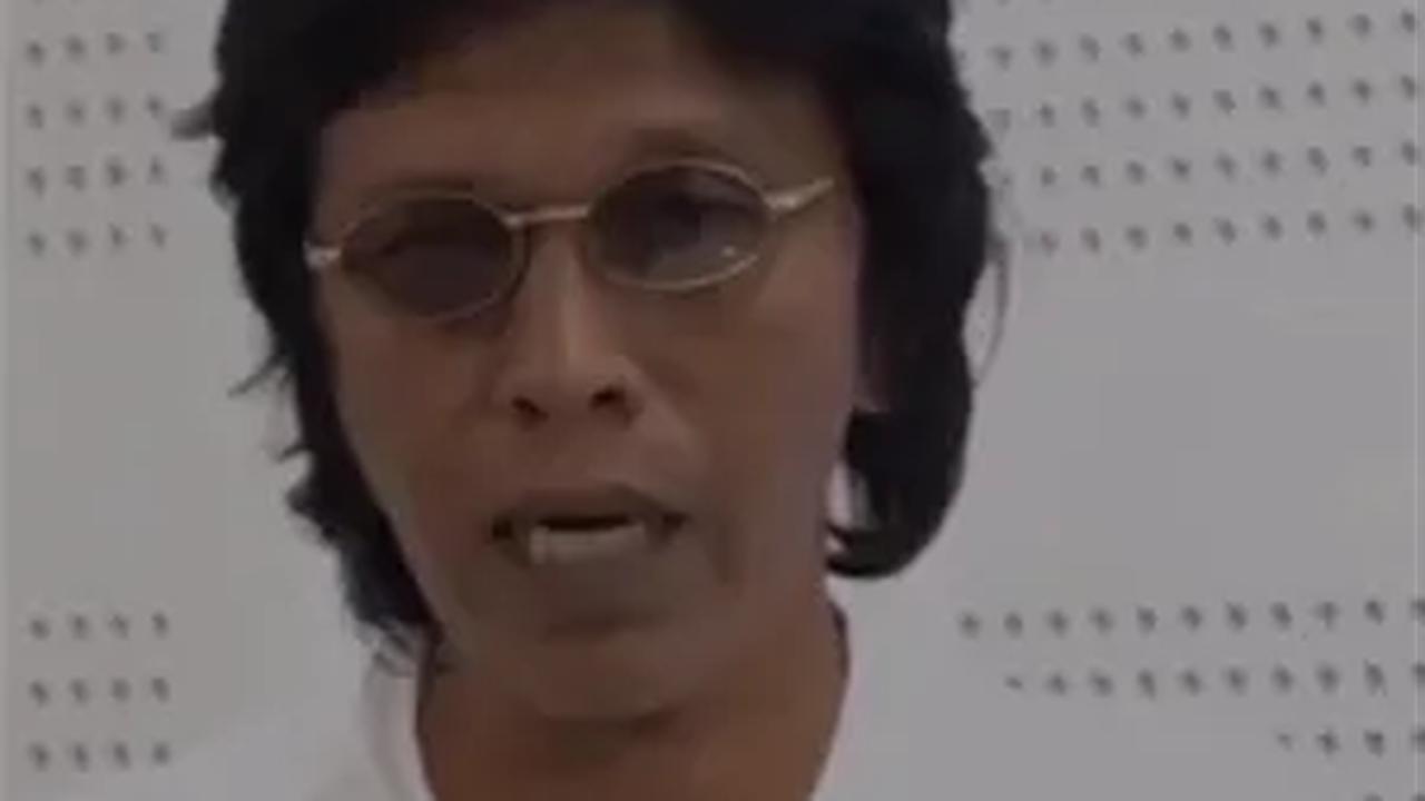 "Kumpul-kumpul keluarga itu kan selalu jadi ajang orang untuk bercerita tentang prestasi anaknya. Misalnya 'eh itu si Arini naik kelas loh juara sekian sekian, Adian gimana? Pindah, diberhentiin'," ujarnya.<br>