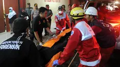 Petugas mengevakuasi kantong jenazah korban jatuhnya pesawat Lion Air JT 610 menuju ruang post mortem di RS Polri Kramat Jati, Jakarta Timur (29/10). Hingga malam ini tercatat 14 kantong jenazah dibawa ke RS Polri. (merdeka.com/Arie Basuki)