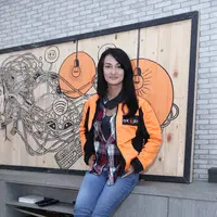 Aktris cantik yang kerap muncul di film bergenre drama, Atiqah Hasiholan kini tampil beda dengan membintangi sebuah sitkom (situasi komedi). Lebih unik lagi, dalam sitkom tersebut Atiqah akan berperan sebagai supir ojek online. (Nurwahyunan/Bintang.com)