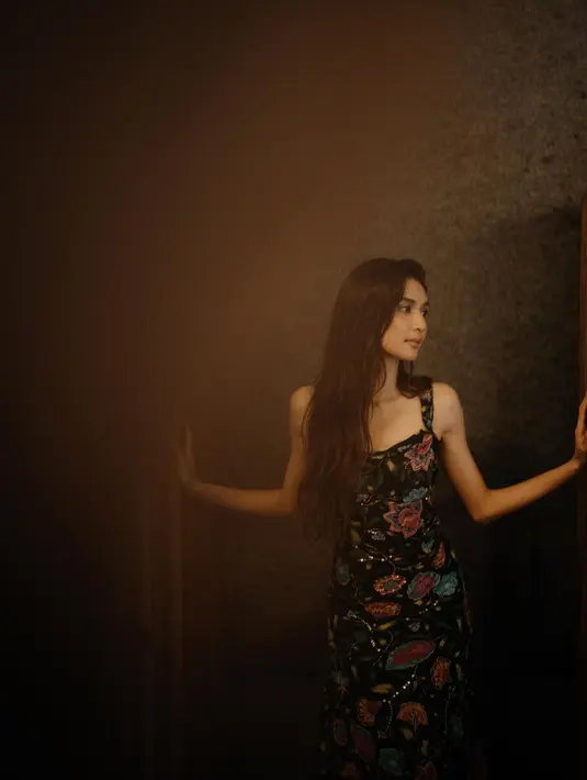 Wajahnya dipulas makeup natural, sementara rambutnya dibiarkan tergerai. [@miktambayong].