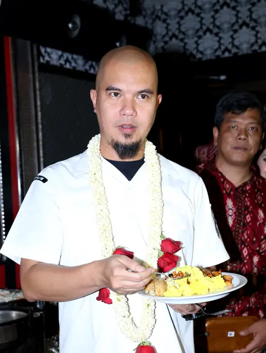 Ahmad Dhani menyatakan bahwa tempat karaoke Masterpiece ini memiliki keunggulan tersendiri dibandingkan dengan merk dagang yang lain. (Andy Masela/Bintang.com)