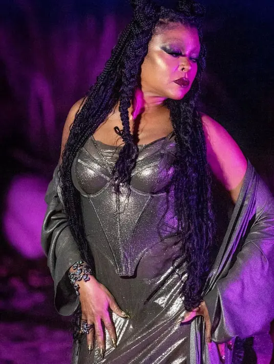 Aktris Taraji P. Henson tampil mewah mengenakan lingerie model korset dan jubah nuansa warna abu-abu. @savagexfenty.