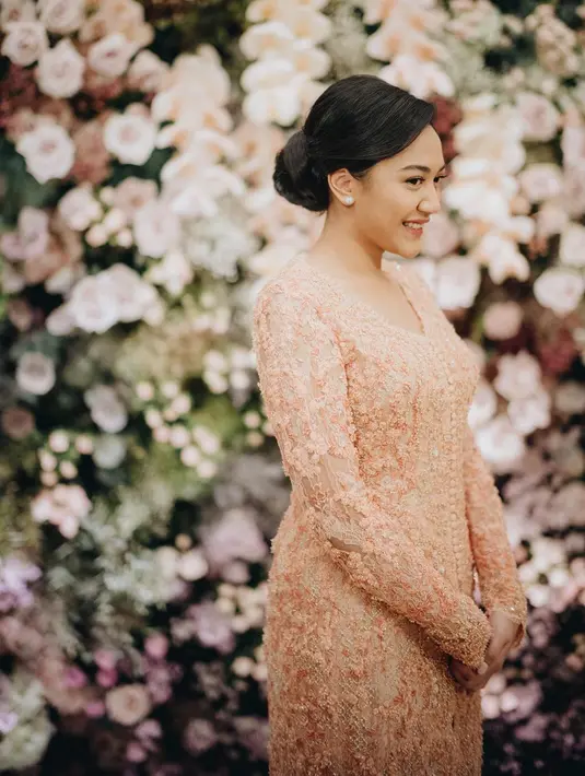 Sedangkan gaya rambut yang diaplikasikan tak kalah menarik. Tatanan sanggul minimalis membuat Putri terlihan menawan di hari bahagianya. (Instagram/ @Putri Tanjung)