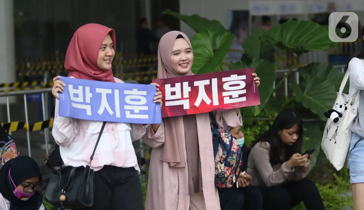 Penggemar berfoto dengan aksesoris Park Jihoon di ICE BSD Hall 5, BSD, Tangerang Selatan, Sabtu (15/2/2020). Penyanyi asal Korsel, Park Jihoon menghadiri acara temu penggemar dan konser (fancon) dalam konser Park Jihoon Fancon Asia Tour 2020 in Jakarta. (Liputan6.com/Angga Yuniar)
