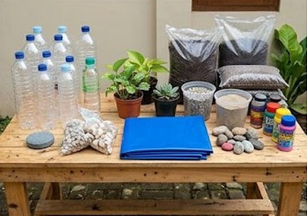 Cara Membuat Taman Kecil dan Kolam Ikan Hias dari Botol Bekas