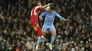 Bek Manchester City, Joao Cancelo berebut bola dengan bek Atletico Madrid, Renan Lodi pada pertandingan leg pertama perempat final Liga Champions di Stadion Etihad, di Manchester, Rabu (6/4/2022). City menang tipis atas Atletico Madrid 1-0.  (AP Photo/Dave Thompson)