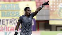 Kiper PSIS Semarang, Joko Ribowo, memberikan arahan kepada rekannya saat menghadapi Bhayangkara FC pada laga Shopee Liga 1 di Stadion Patriot Chandrabhaga, Bekasi, Selasa (20/8). PSIS menahan imbang 0-0 Bhayangkara. (Bola.com/Yoppy Renato)