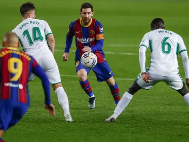 Penyerang Barcelona, Lionel Messi (tengah) berusaha merebut bola dibayangi pemain Elche pada lanjutan Liga Spanyol di Camp Nou, Kamis (25/2/2021) dini hari WIB. Barcelona menang 3-0 melalui Lionel Messi yang mencetak dua gol, sedangkan satu gol lagi dicetak Jordi Alba. (AP Photo/Joan Monfort)