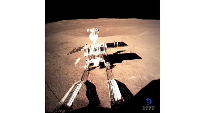 Rover milik probe Tiongkok Chang'e-4 yang bakal melaju ke sisi tergelap Bulan (Foto: CNSA)