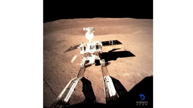 Rover milik probe Tiongkok Chang'e-4 yang bakal melaju ke sisi tergelap Bulan (Foto: CNSA)